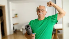 Trénink pro ty, kterým je přes 45: trenér doporučil 4 cviky ve stoje pro ploché břicho