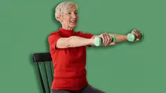 Cvičení pro seniory: 4 cviky na židli, které po šedesátce obnoví sílu paží