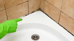 Spáry v koupelně budou jako nové: Jednoduchá metoda čištění solí