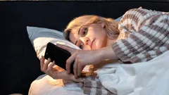 Kontrolujete telefon hned po probuzení? Psychologové vysvětlují, proč byste to neměli dělat