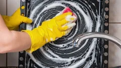 Čistý plech bez chemie: 3 způsoby, jak se zbavit odolné mastnoty