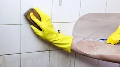 Jak odstranit mýdlové skvrny v koupelně: recept na prostředek ze 2 ingrediencí